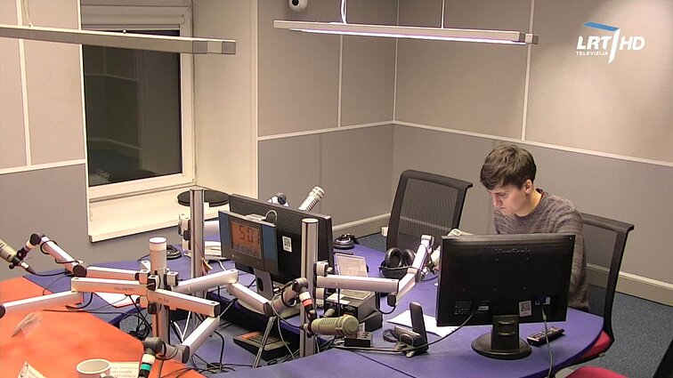 LRT RADIJO žinios. Naujausių apklausų duomenimis, palankiausiai vertinamas politikas – Gitanas Nausėda