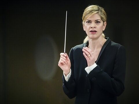 Skambantys pasauliai su Nomeda Kazlaus. Keri-Lynn Wilson: pirmosios repeticijos su orkestru – tarsi pirmasis pasimatymas