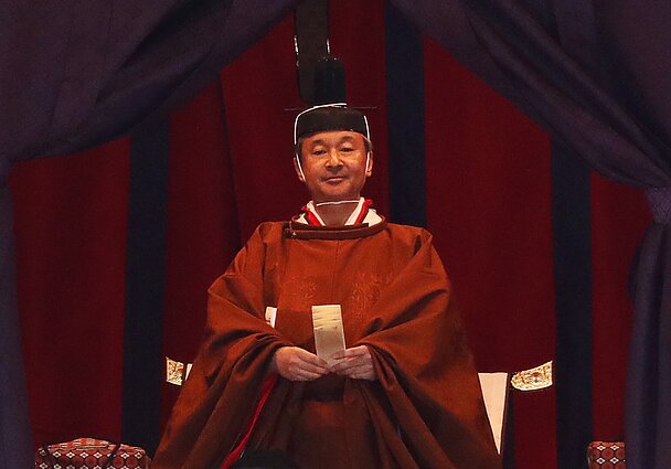 Naruhito paskelbė įžengimą į sostą