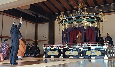 Naruhito paskelbė įžengimą į sostą