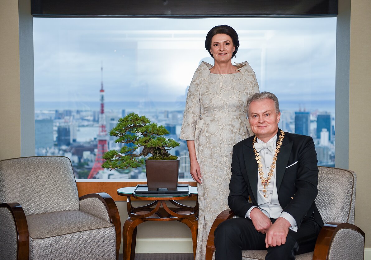 Gitanas Nausėda su Diana Nausėdienė Japonijos imperatoriaus žengimo į sostą ceremonijoje