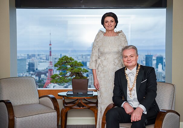 Gitanas Nausėda su Diana Nausėdienė Japonijos imperatoriaus žengimo į sostą ceremonijoje