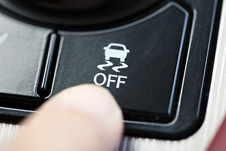 Traukos kontrolės sistema Traukos kontrolės sistema