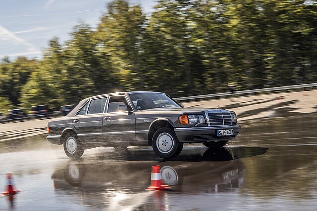 „Mercedes-Benz 560 SEL“ traukos sistemos veikimas „Mercedes-Benz 560 SEL“ traukos sistemos veikimas
