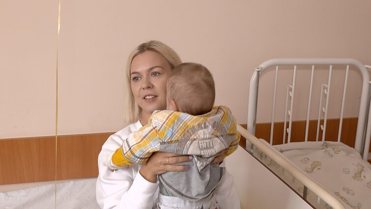 Gyvenimo spalvos. Sergančiu beglobiu vaiku besirūpinusi Monika Linkytė: mažiesiems tiesiog reikia žmogaus