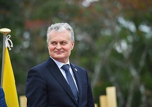 Gitanas Nausėda ir Diana Nausėdienė padėjo vainiką prie Chiune Sugihara paminklo Gitanas Nausėda ir Diana Nausėdienė padėjo vainiką prie Chiune Sugihara paminklo