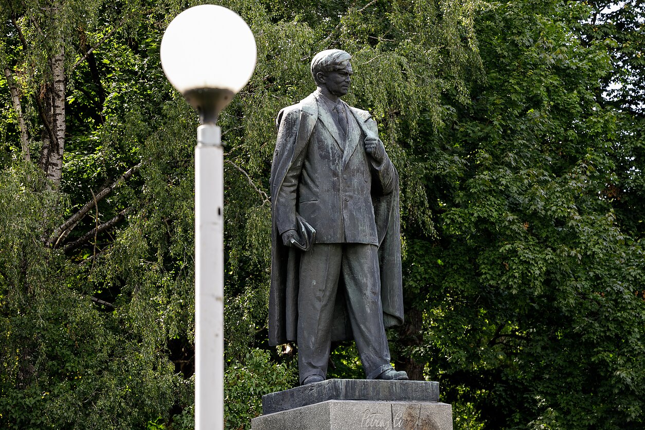 Petras Cvirka; paminklas