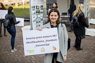 Prie Seimo NVO Vilniaus moterų namai surengė akciją išreikšti paramą smurto prieš moteris įveikimui