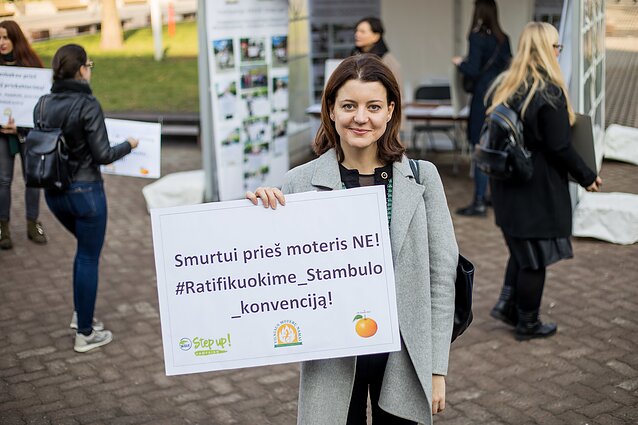 Prie Seimo NVO Vilniaus moterų namai surengė akciją išreikšti paramą smurto prieš moteris įveikimui