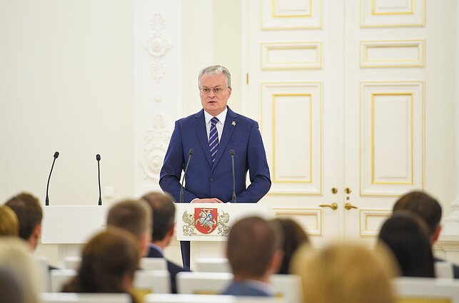 Dienos tema. Nausėda apie valdančiuosius: galbūt vieną kartą reikia nustoti žaisti populistinius žaidimus ir užsiimti gyvybiniais valstybei klausimais (su vertimu į gestų k.)