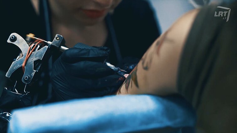 Nuo Senovės Egipto iki šiandienos: besikeičiančių tatuiruočių ir auskarų tendencijomis gydytojai nesižavi