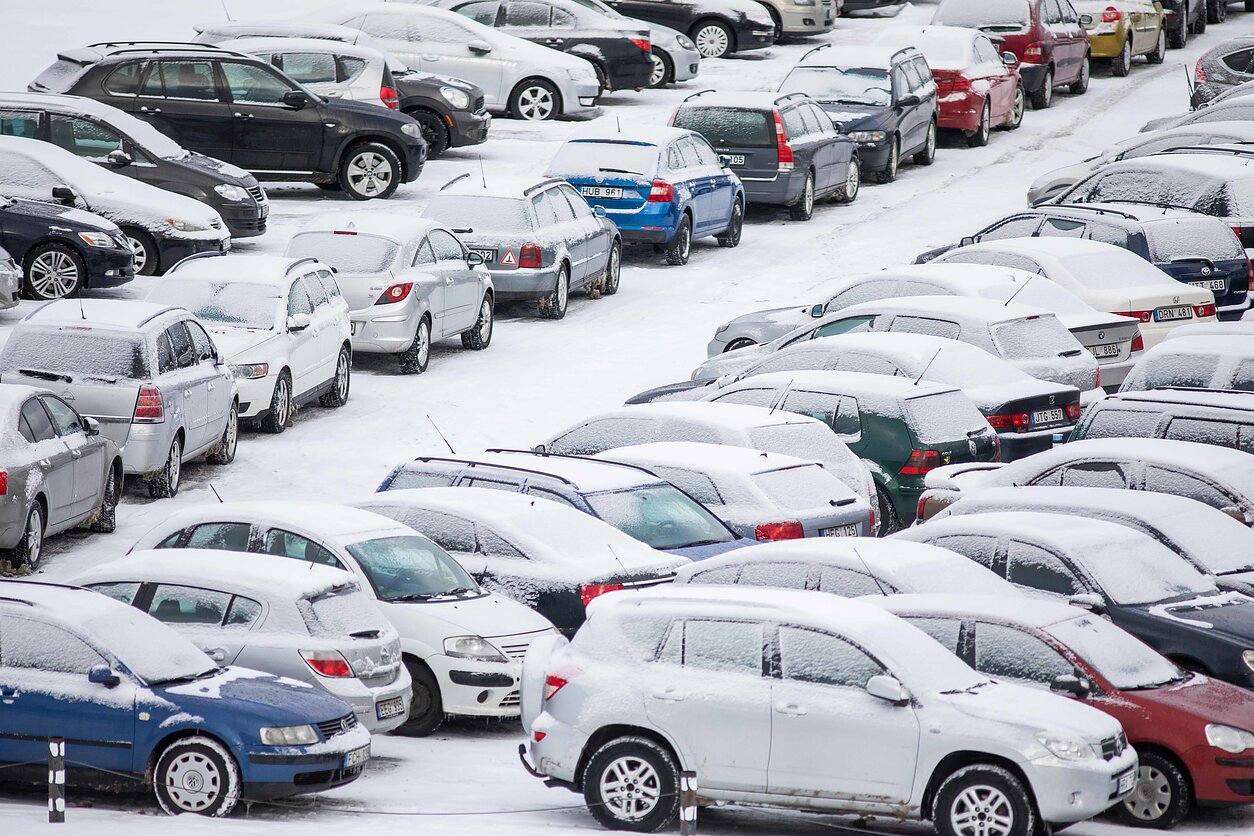 Apsnigti automobiliai Apsnigti automobiliai