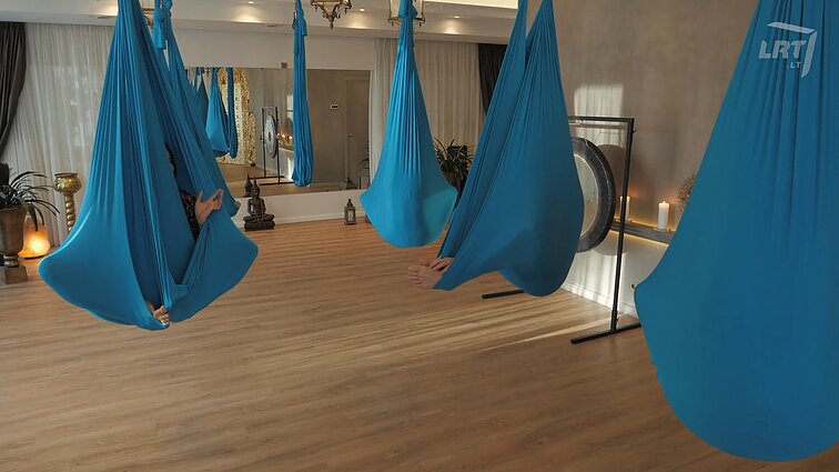 Į sveikatą! Oro joga, sėdint lyg ant sūpynių, viešnagė pas „tarzaną“ Alaną ir sekinantis išbandymas jūreivių kelyje