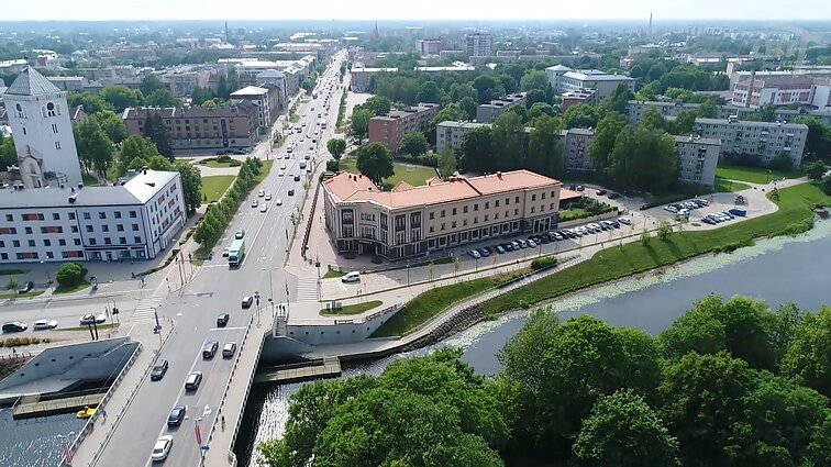 Stop juosta. Maršrutas nr. 92 – Jelgava I d. Tyrinėjimų objekte – centrinis paštas, pagrindinė mokykla ir gimnazija, kurioje mokėsi Smetona