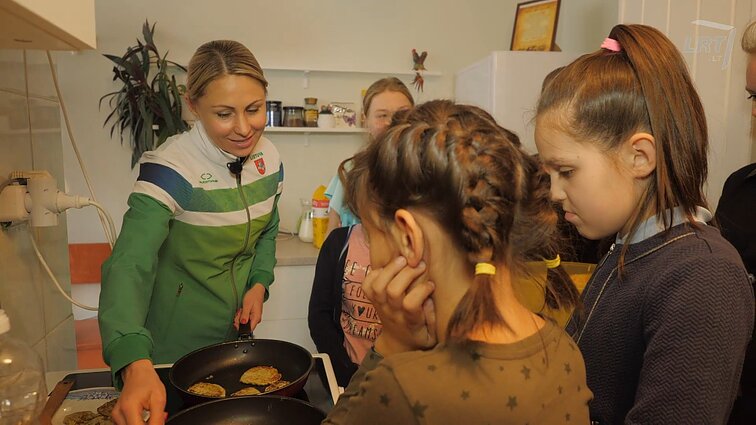 Gyvenimo spalvos. Vaikų dienos centre Laura Zadneprovskienė kepė cukinijos blynus: be vaikų pagalbos nieko nebūtų – tai tikrų kulinarų šedevrai