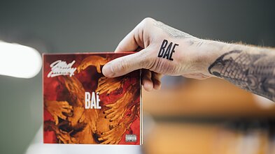 „Mad Money“ išleido naują albumą „BAE“ „Mad Money“ išleido naują albumą „BAE“