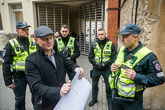 Prie teismo Kaune – sujudimas: renkasi Venckienės šalininkai, gausėja pareigūnų gretos