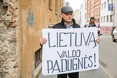 Prie teismo Kaune – sujudimas: renkasi Venckienės šalininkai, gausėja pareigūnų gretos