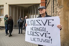 Prie teismo Kaune – sujudimas: renkasi Venckienės šalininkai, gausėja pareigūnų gretos