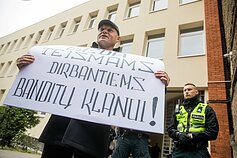 Prie teismo Kaune – sujudimas: renkasi Venckienės šalininkai, gausėja pareigūnų gretos