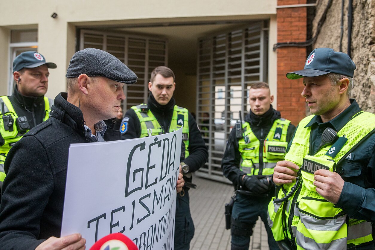 Prie teismo Kaune – sujudimas: renkasi Venckienės šalininkai, gausėja pareigūnų gretos