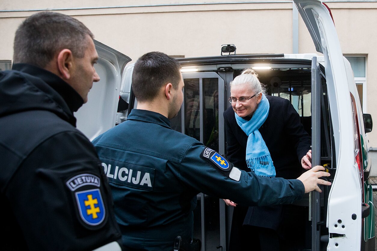 Neringa Venckienė atvežta į teismą