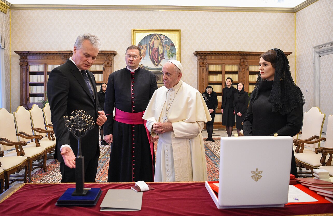 Visvaldas Kulbokas (second on the left) during the meeting of Lithuanian President Gitanas Nausėda (left) and Pope Francis Visvaldas Kulbokas (second on the left) during the meeting of Lithuanian President Gitanas Nausėda (left) and Pope Francis