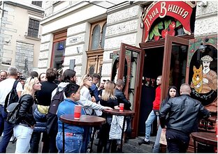 „Girta vyšnia“ – kavinė, kur nėra sėdimų vietų. Vyšnių trauktinę tenka gerti lauke, čia jos tiek prilaistyta, kad limpa kojos.