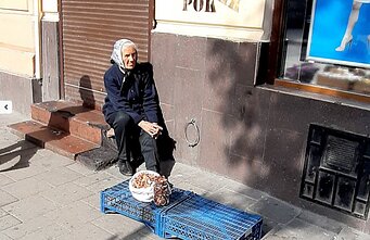  Senutės prekiauja viskuo, ką tik galima parduoti.