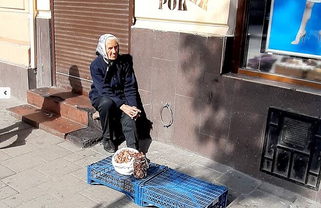  Senutės prekiauja viskuo, ką tik galima parduoti.