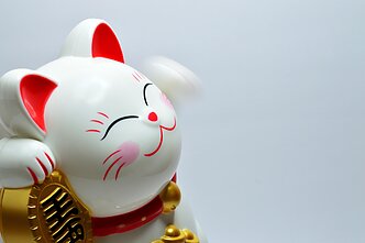 Japoniškas laimę nešantis maneki-neko katinas