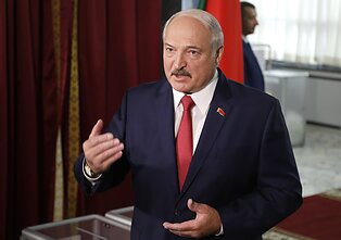 Baltarusijos prezidentas Aliaksandras Lukašenka balsuoja rinkimuose