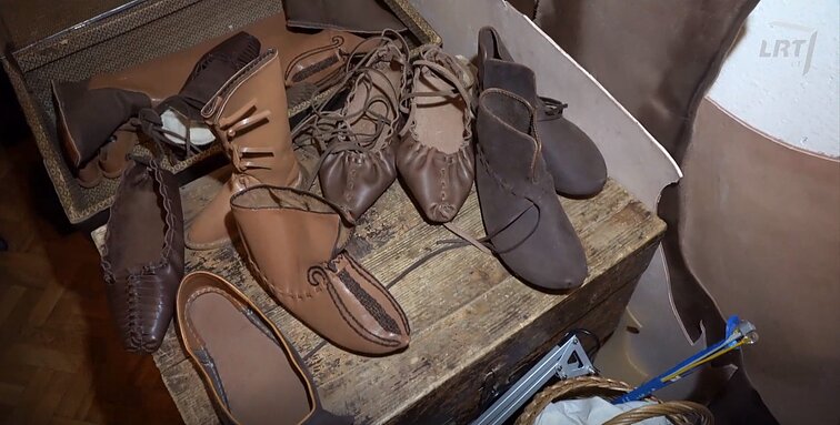 Tarytum į pačią istoriją įmynę – ką apie praeities aktualijas byloja... batai?