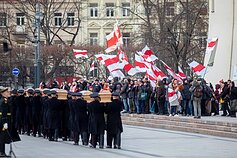 Belarusians observing the procession in Vilnius Cathedral Square