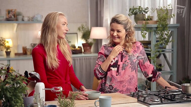 Giminės receptas. Kristina Mickuvė kepa mėgstamiausią šeimos desertą – bananų ir karamelės pyragą Bannoffee