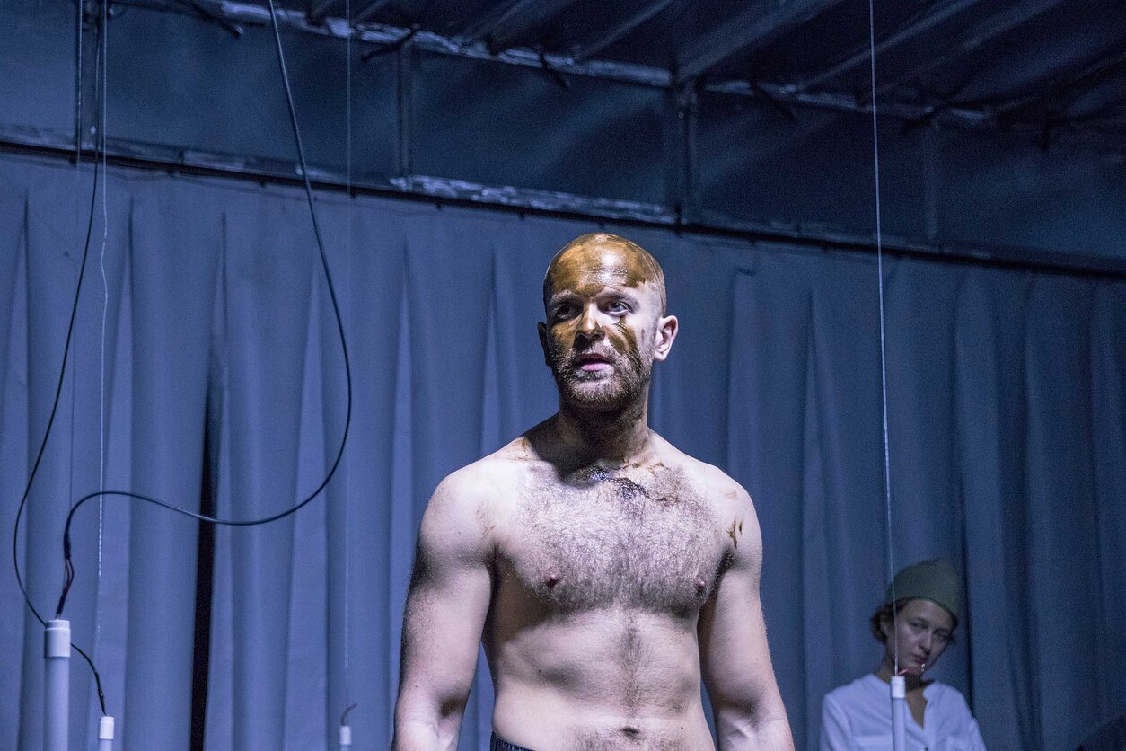 Scena iš spektaklio „Mūsiškiai“