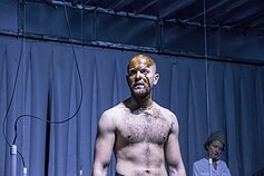 Scena iš spektaklio „Mūsiškiai“