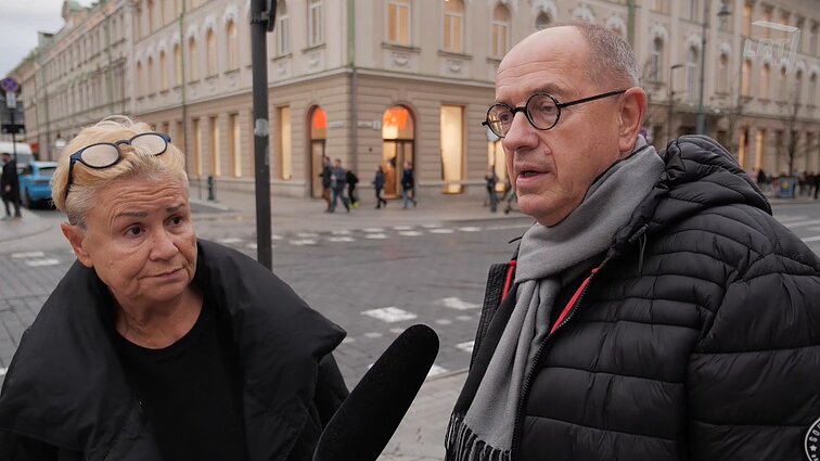 Menas ir praeivių mintys: apie suglamžytą popieriuką arba prie sienos prikaltas kiaulių galvas niekas nekalbės