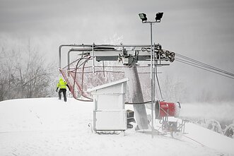 Liepkalnyje gaminamas dirbtinis sniegas Liepkalnyje gaminamas dirbtinis sniegas