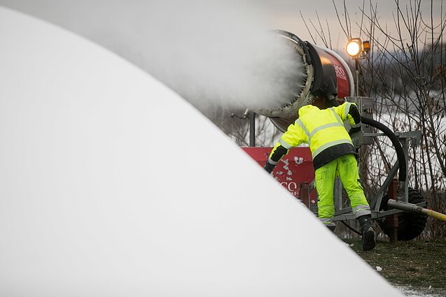 Liepkalnyje gaminamas dirbtinis sniegas Liepkalnyje gaminamas dirbtinis sniegas