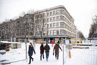 „Pažangos“ rūmai – architekto F. Vizbaro „tautinio“ modernizmo šedevras, prisiglaudęs prie „Pienocentro“ pastato