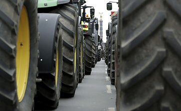 Tūkstančiai vokiečių ūkininkų į protestą Berlyne suvažiavo traktoriais