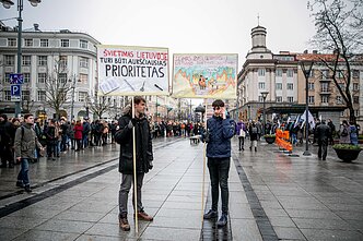 Akademinė bendruomenė prie Vyriausybės dalino diplomus už „ačių“