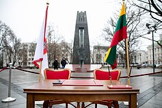 Akademinė bendruomenė prie Vyriausybės dalino diplomus už „ačių“
