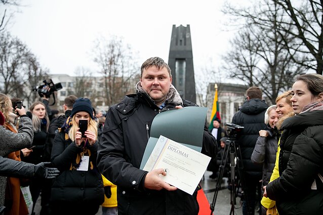 Akademinė bendruomenė prie Vyriausybės dalino diplomus už „ačių“