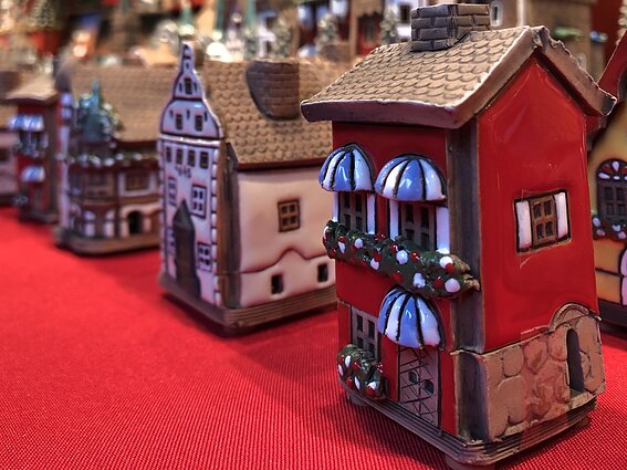 Kalėdinė mugė. Keraminiai nameliai