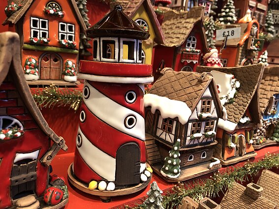 Kalėdinė mugė. Keraminiai nameliai