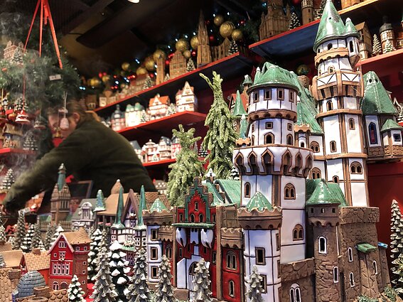 Kalėdinė mugė. Keraminiai nameliai