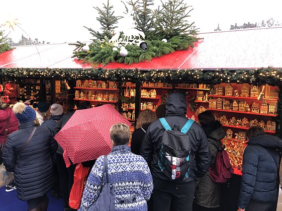 Kalėdinė mugė. Lietuvės suvenyrų paviljonas