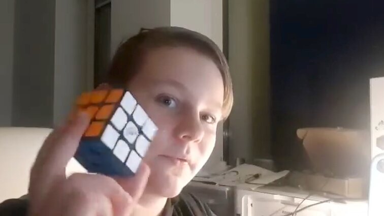 Lietuvos nerealieji. Rubiko kubas ir mažiau nei 20 sekundžių jam sudėti: Pijus – tikras pastabumo ir miklių rankų meistras